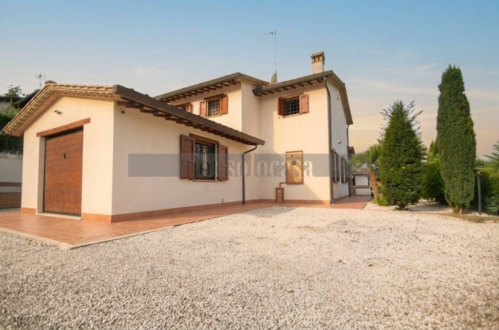 casa indipendente in vendita a Perugia in zona Parlesca