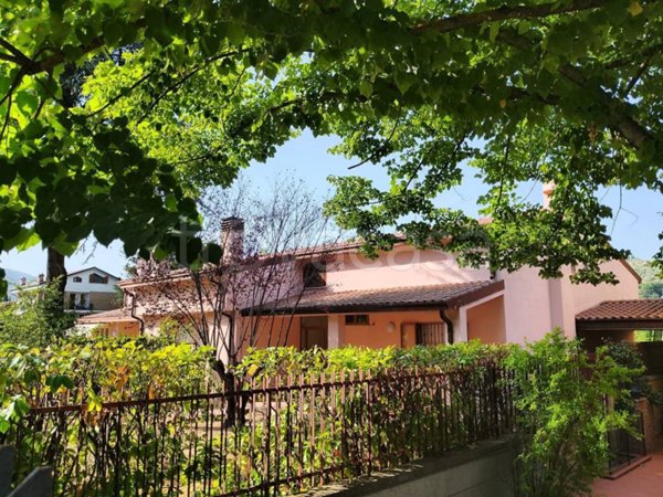 casa indipendente in vendita a Perugia in zona Lacugnano