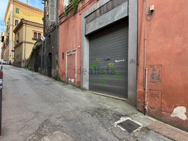 locale commerciale in vendita a Perugia in zona Centro Città