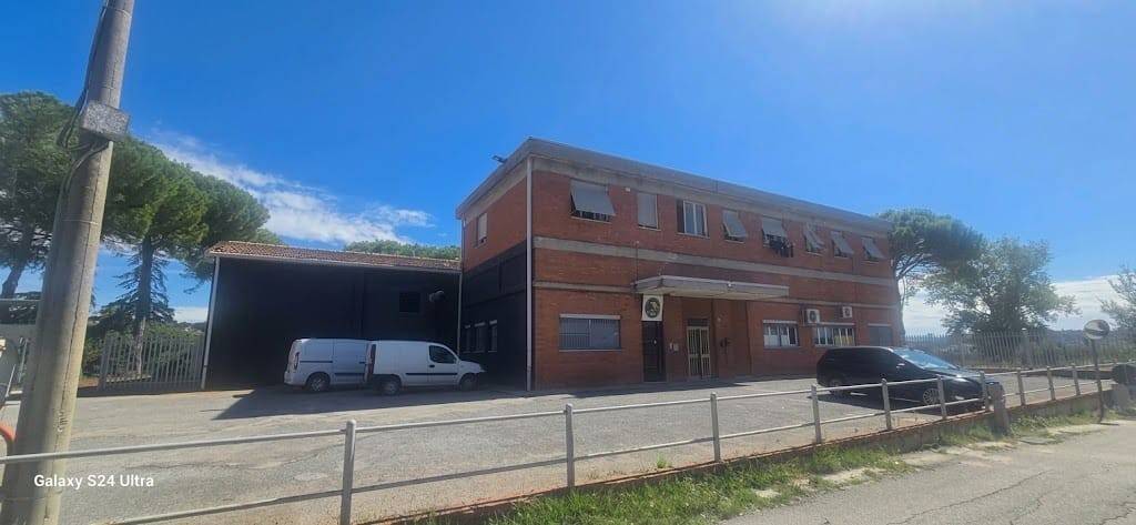 locale commerciale in vendita a Perugia in zona Madonna Alta