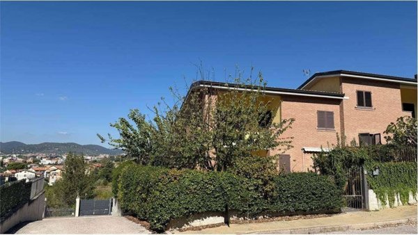 casa indipendente in vendita a Perugia in zona Prepo