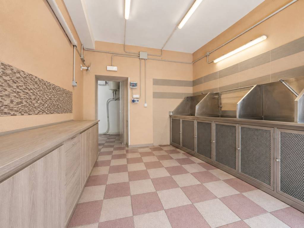 locale commerciale in vendita a Perugia in zona Case Bruciate