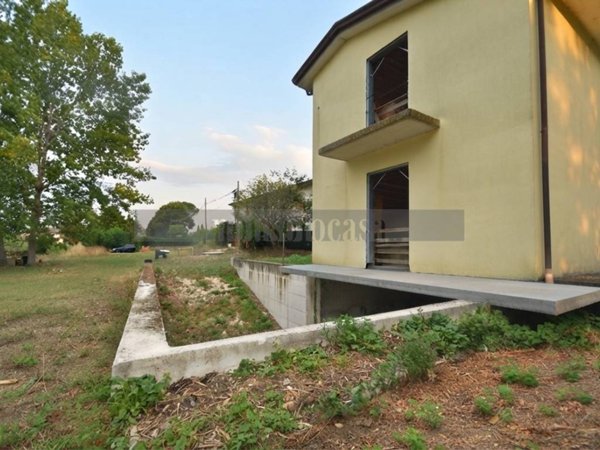 casa indipendente in vendita a Perugia in zona Parlesca