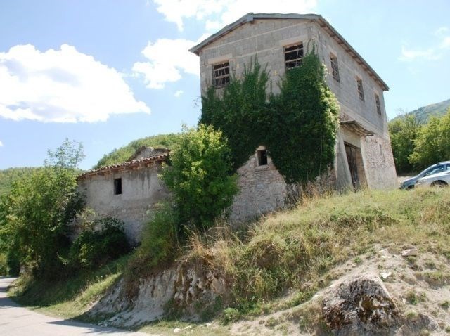 casa indipendente in vendita a Preci in zona Collazzoni