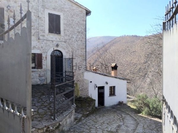 casa indipendente in vendita a Preci in zona Poggio di Croce