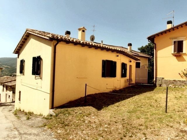 casa indipendente in vendita a Preci in zona Saccovescio