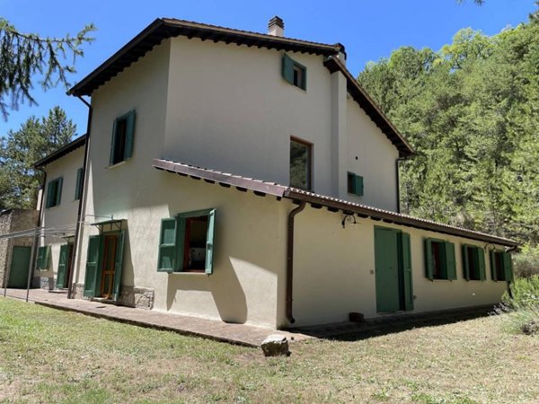 casa indipendente in vendita a Preci in zona Saccovescio