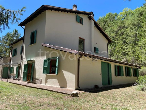 casa indipendente in vendita a Preci in zona Saccovescio