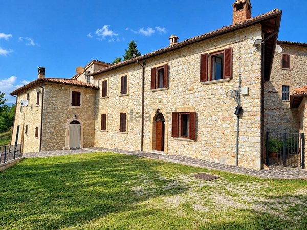 appartamento in vendita a Preci in zona Collazzoni