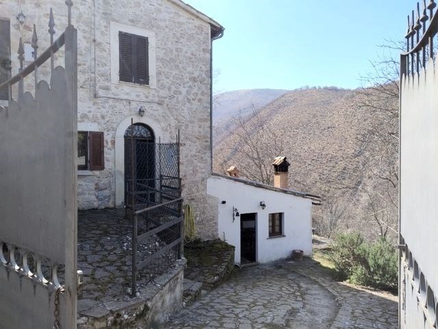 casa indipendente in vendita a Preci in zona Poggio di Croce