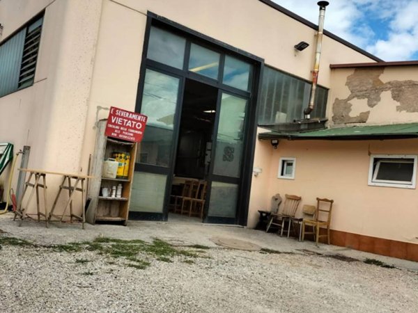 locale commerciale in vendita a San Giustino in zona Selci/Lama