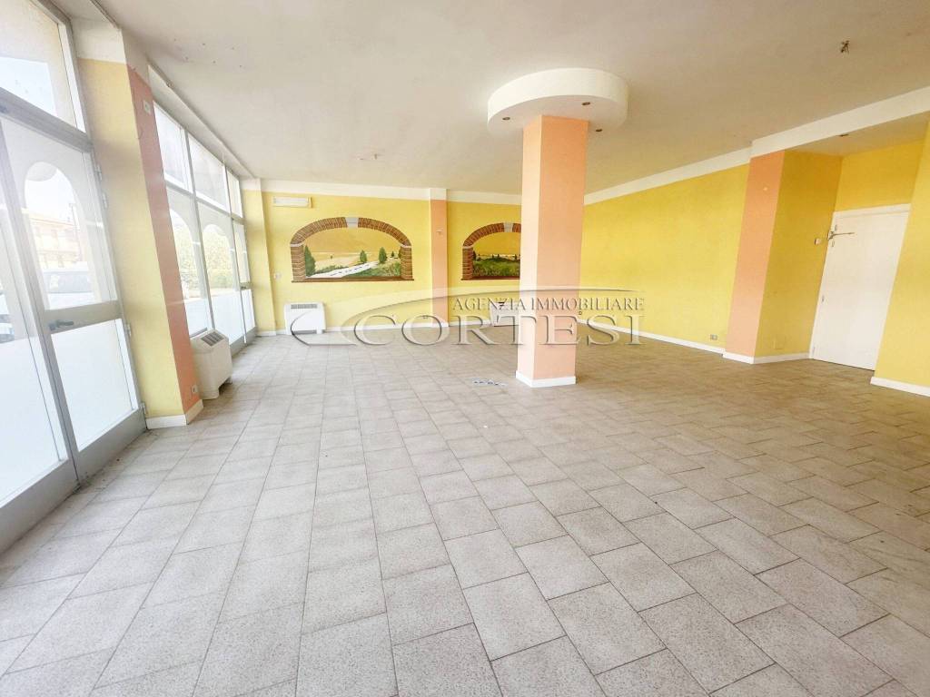 negozio in vendita a San Giustino in zona Selci/Lama