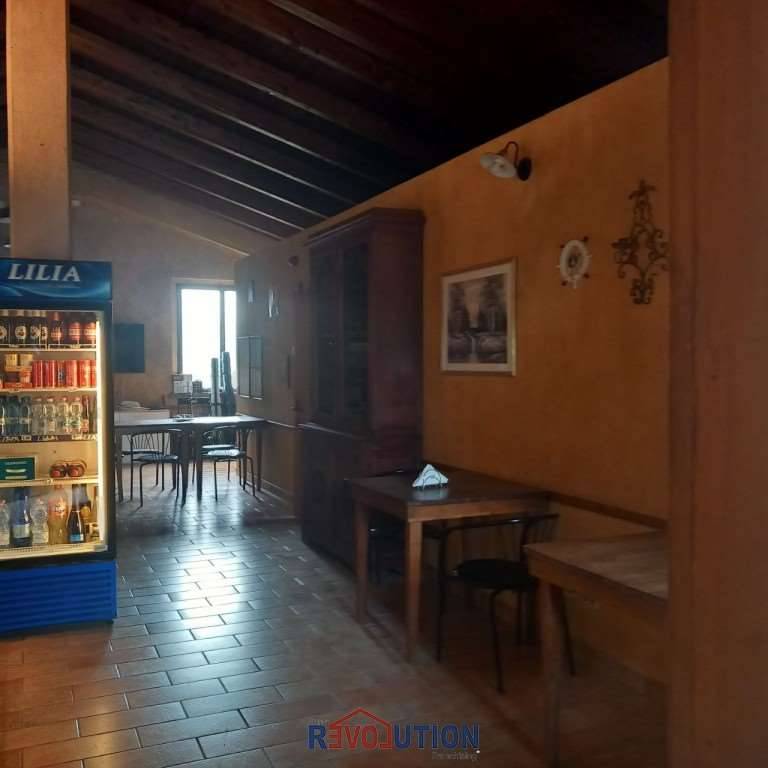 locale commerciale in vendita a San Giustino in zona Uselle/Renzetti