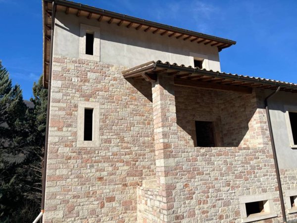 casa indipendente in vendita a Sant'Anatolia di Narco