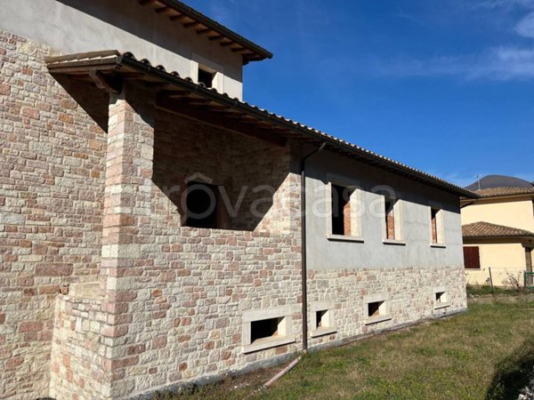 casa indipendente in vendita a Sant'Anatolia di Narco