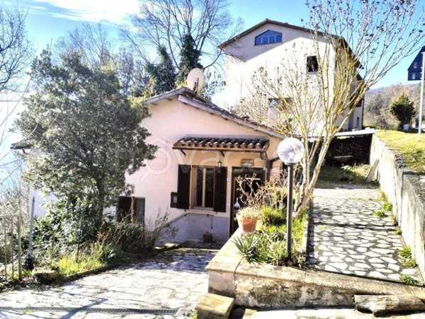 casa indipendente in vendita a Sant'Anatolia di Narco in zona Grotti