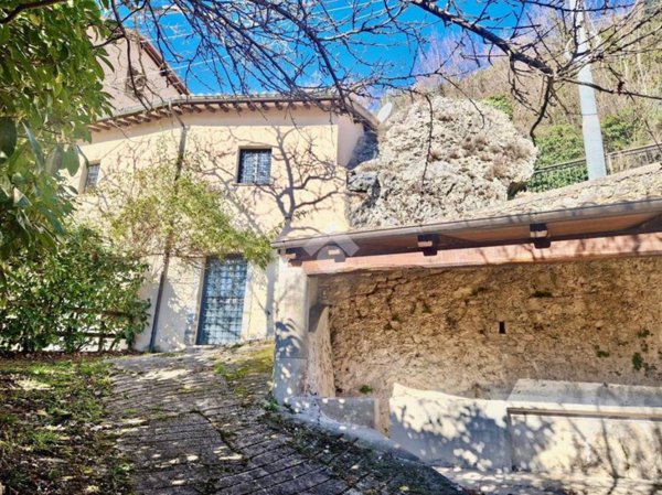 casa indipendente in vendita a Sant'Anatolia di Narco