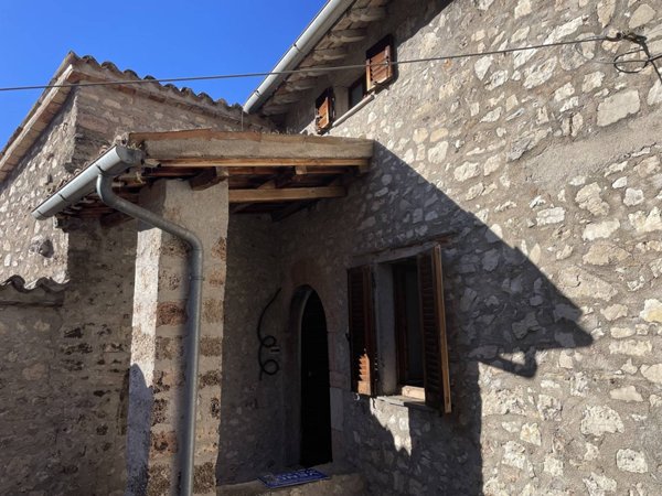 pentavano in vendita a Sant'Anatolia di Narco in zona Caso