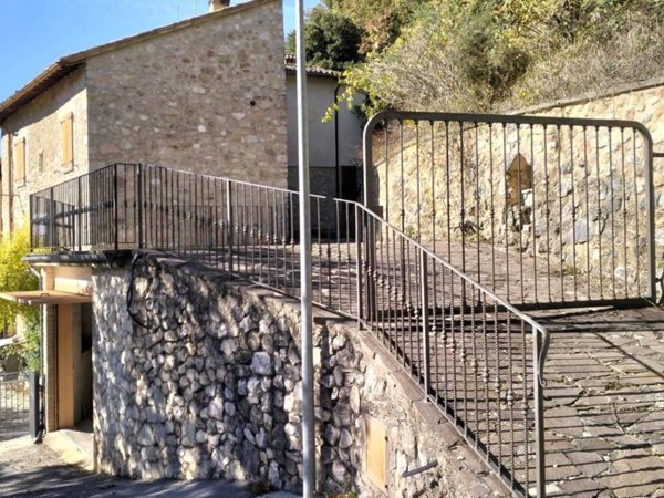 casa indipendente in vendita a Sant'Anatolia di Narco in zona Grotti