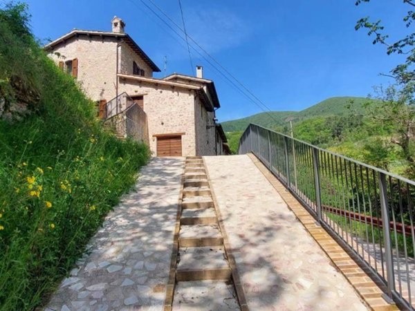 casa indipendente in vendita a Sant'Anatolia di Narco