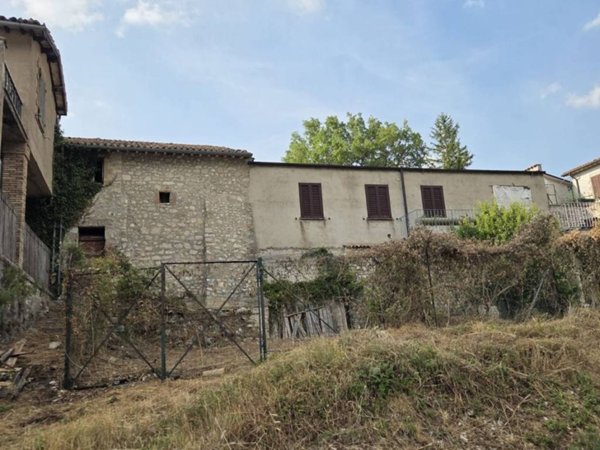 casa indipendente in vendita a Sant'Anatolia di Narco in zona Caso