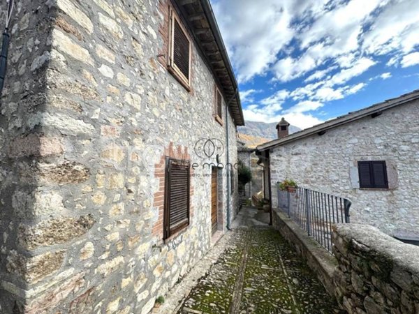 casa indipendente in vendita a Sant'Anatolia di Narco in zona Caso