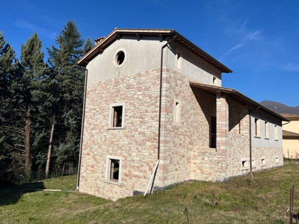 casa indipendente in vendita a Sant'Anatolia di Narco