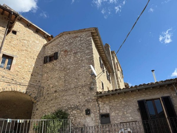 casa indipendente in vendita a Sant'Anatolia di Narco in zona Caso