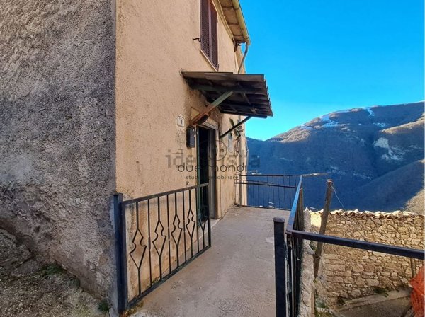 appartamento in vendita a Sant'Anatolia di Narco in zona Gavelli