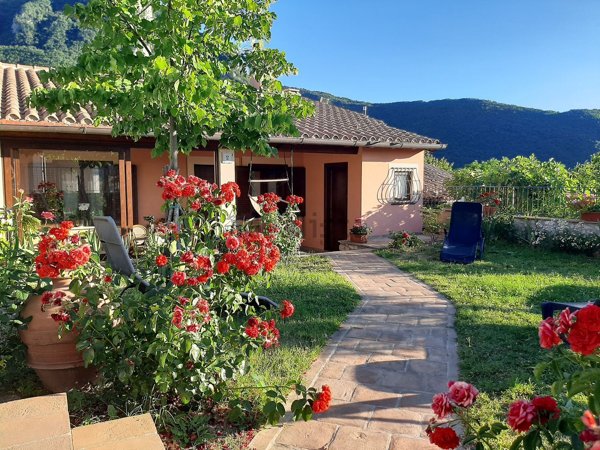 casa indipendente in vendita a Sant'Anatolia di Narco