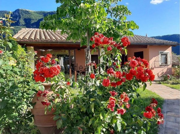 casa indipendente in vendita a Sant'Anatolia di Narco in zona Caso