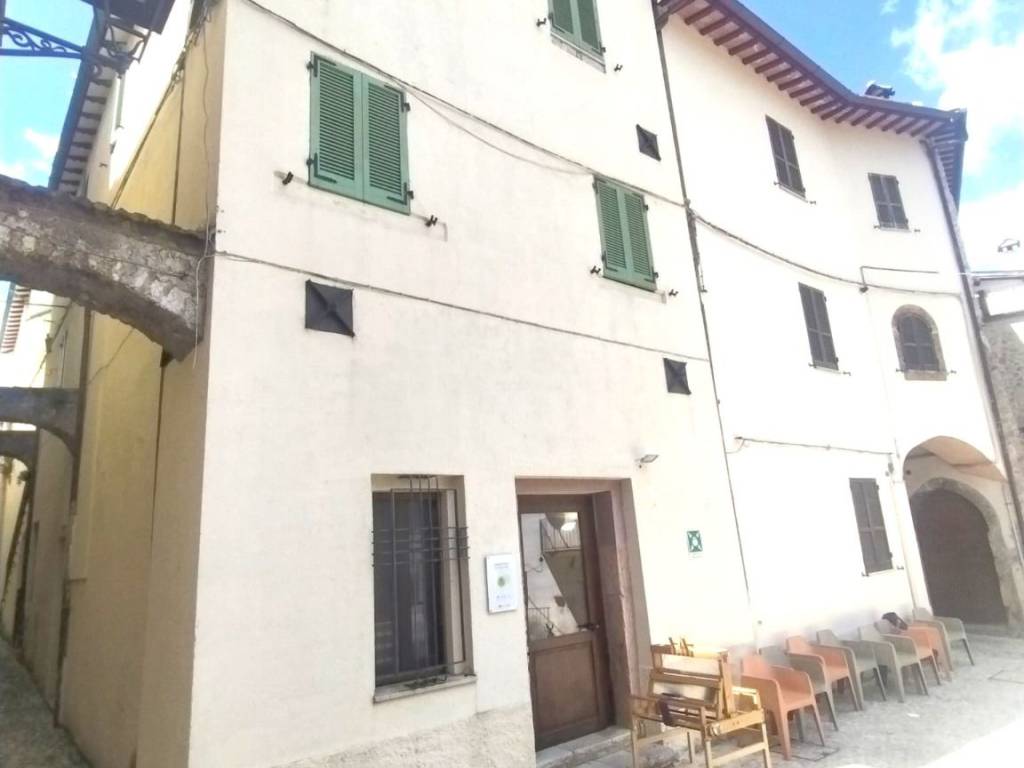 casa indipendente in vendita a Sant'Anatolia di Narco