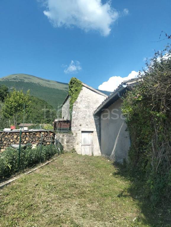appartamento in vendita a Sant'Anatolia di Narco in zona Caso