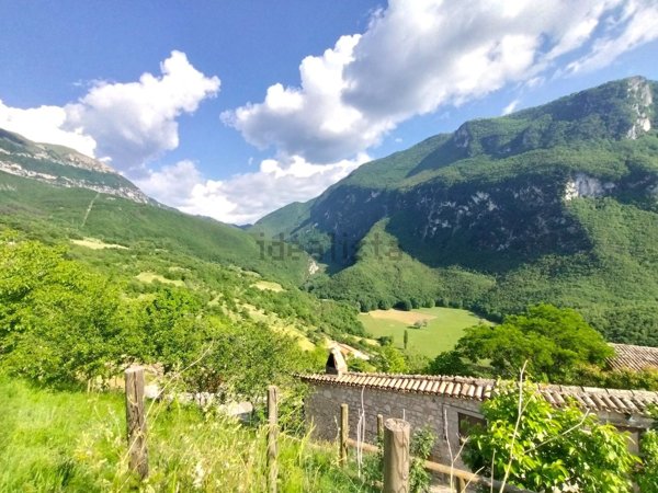 appartamento in vendita a Sant'Anatolia di Narco in zona Caso