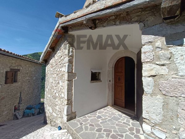casa indipendente in vendita a Sant'Anatolia di Narco in zona Gavelli
