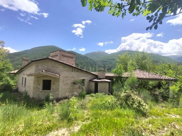 casa indipendente in vendita a Sant'Anatolia di Narco
