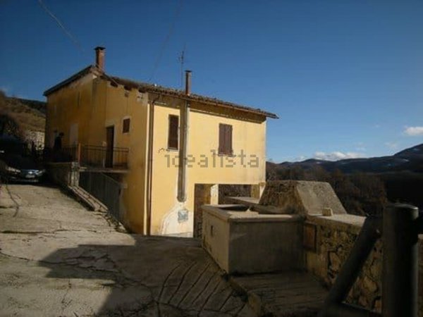 casa indipendente in vendita a Sant'Anatolia di Narco in zona Gavelli