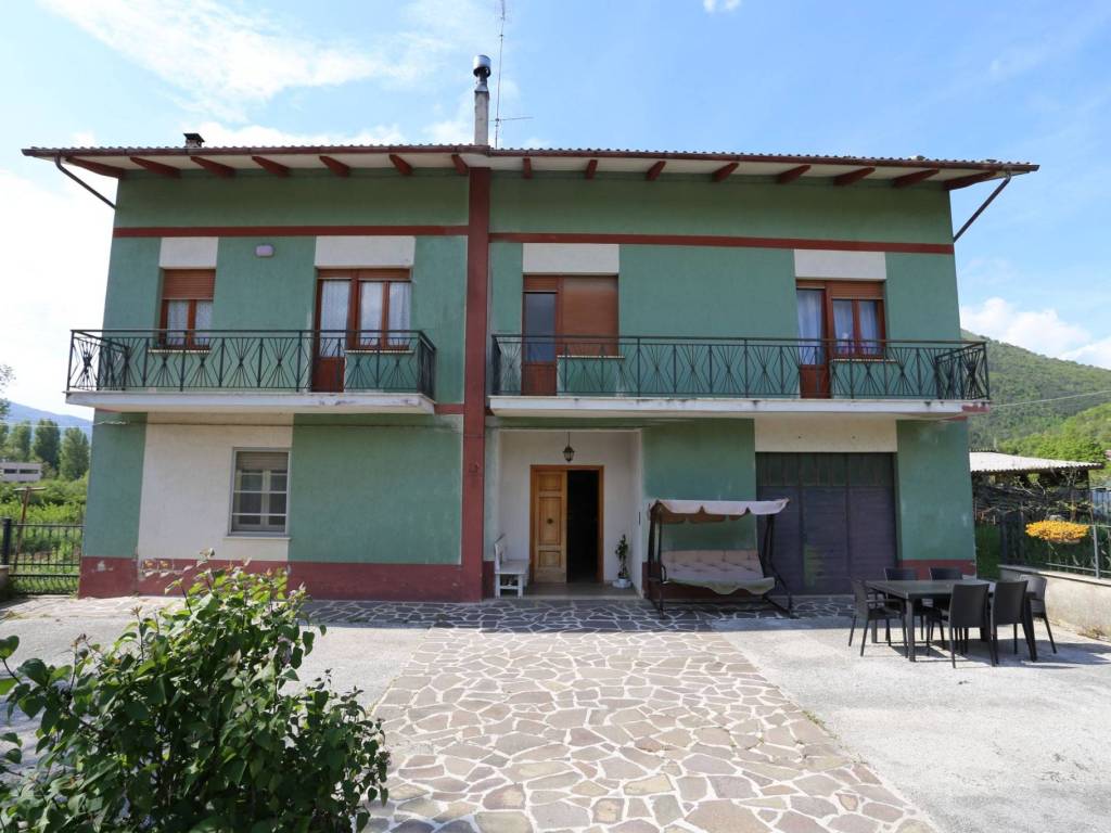 casa indipendente in vendita a Scheggia e Pascelupo