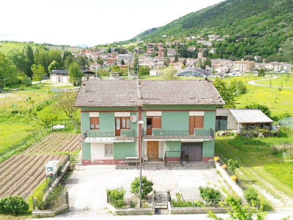 casa indipendente in vendita a Scheggia e Pascelupo