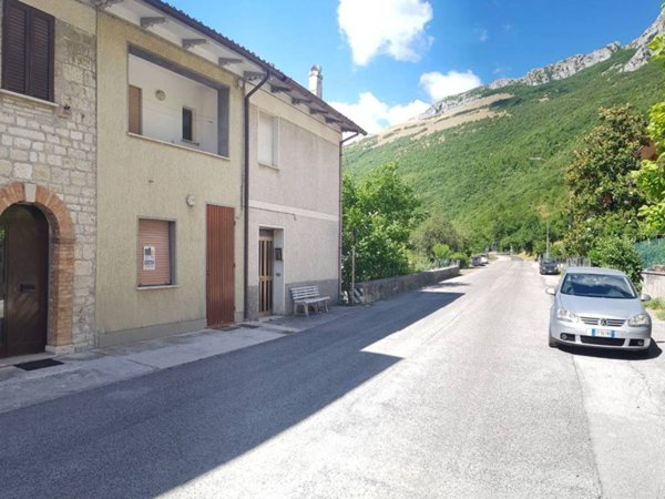 casa indipendente in vendita a Scheggia e Pascelupo in zona Isola Fossara