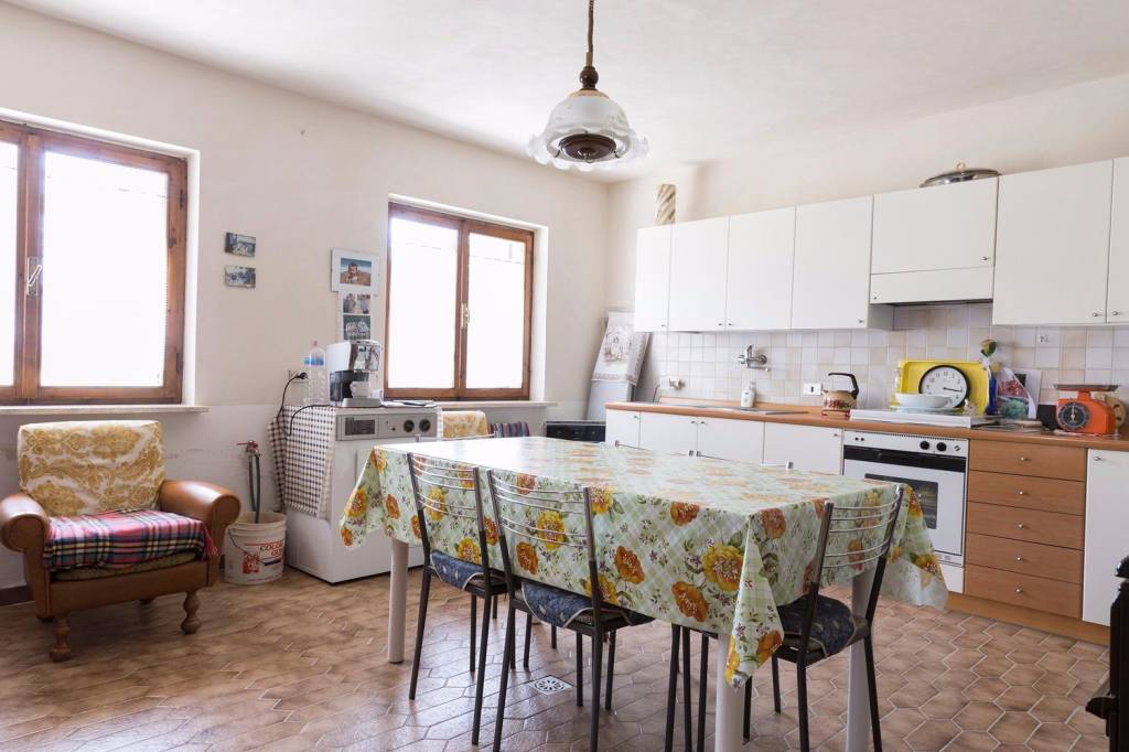 casa indipendente in vendita a Scheggia e Pascelupo