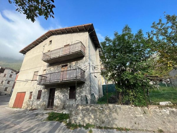 casa semindipendente in vendita a Scheggia e Pascelupo in zona Isola Fossara