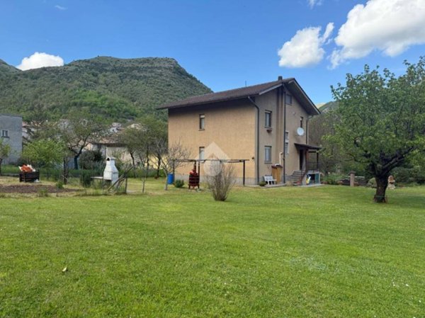 casa indipendente in vendita a Scheggia e Pascelupo in zona Isola Fossara