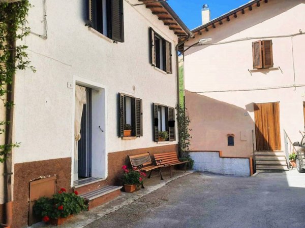 casa indipendente in vendita a Scheggia e Pascelupo in zona Isola Fossara
