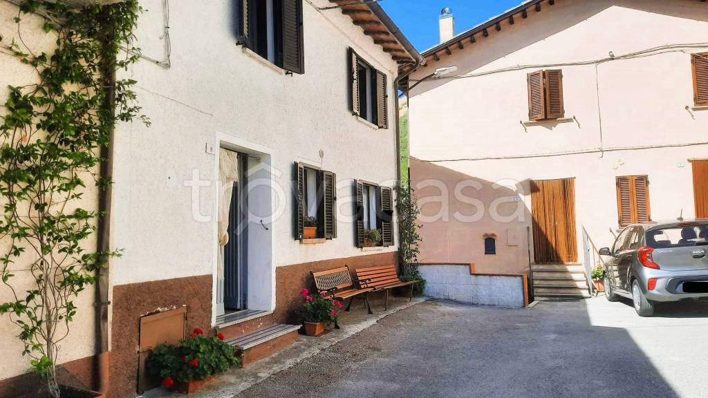 casa indipendente in vendita a Scheggia e Pascelupo in zona Isola Fossara