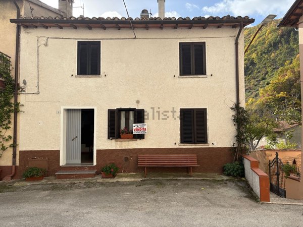 casa indipendente in vendita a Scheggia e Pascelupo in zona Isola Fossara