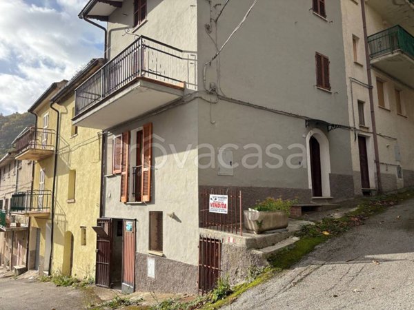 casa indipendente in vendita a Scheggia e Pascelupo in zona Isola Fossara