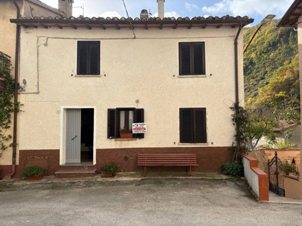 casa indipendente in vendita a Scheggia e Pascelupo in zona Isola Fossara