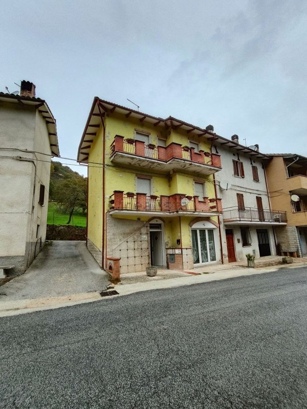 casa indipendente in vendita a Scheggia e Pascelupo in zona Ponte Calcara