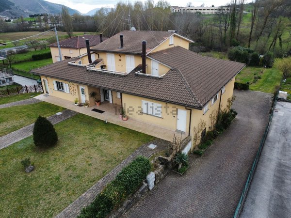 casa indipendente in vendita a Scheggia e Pascelupo